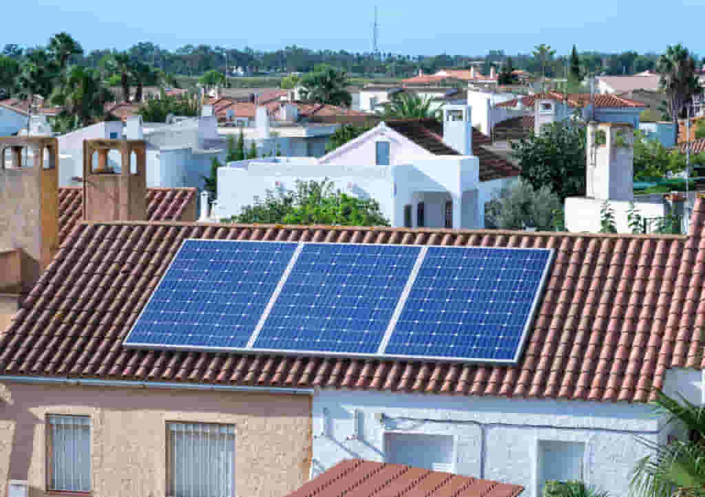 Placas solares instaladas en vivienda en Valencia